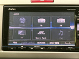 CD・DVDやFM・AMに加え、テレビ、ミュージックラック、iPodなど複数の音源を選べる画面です。利用するメディアに合わせて項目を選択でき、日常の移動時にも便利です。