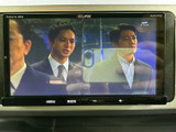 テレビ映像を楽しめる画面を備えており、停車中の待ち時間にも活用できます。画面が見やすく、車内で過ごすひとときに映像を楽しみたい方にも便利な装備です。