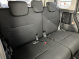 後席は三人分の座面とヘッドレストを備え、同乗者が並んで過ごせる空間です。窓から外の様子も確認しやすく、座面や背もたれの落ち着いた色合いが室内になじんでいます。