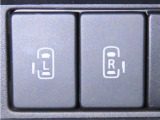 両側電動スライドドアを装備しております。
