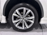 アルミホイールを装備、タイヤサイズは235/55R20です。