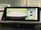 車両周辺を映す画面に加え、上から見た表示も確認でき、駐車時の周囲確認をサポートします。画面上のガイド表示も備わり、車庫入れや狭い場所での取り回しに役立ちます。
