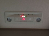急病時や危険を感じた時、SOSコールスイッチを押すと専門のオペレータに繋がって、警察や消防への連携をサポートしてくれます。また、万が一の事故発生時には、エアバッグ展開と連動して自動通報します。