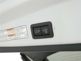 後ろが狭くてもサッと積める。途中で止められる安心のバックドア。後ろの駐車スペースが狭い時に重宝しますよ♪