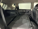 リヤシートを倒すと大きな荷物も入ります 片側、両側可能です。