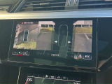 【 サラウンドビューカメラ 】車両の4つのカメラから得た映像を合成し、上空から眺めているような映像をモニターに映し出します。車両周辺の歩行者や障害物などの発見に役立ちます。
