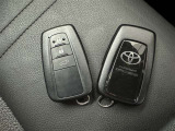 スマートキーをポケットやバッグに携帯していれば、キーを取り出すことなくドアハンドルを握り解錠、ドアハンドルのセンサーに触れるだけで施錠できます。