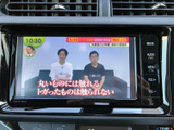 画面にはテレビ番組が表示されており、停車中のひとときに映像を楽しめます。大きく表示された映像と字幕で内容を確認しやすく、待ち時間にも活用できます。