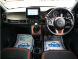 運転にかかわる様々な操作を安全に行えるように視点移動が少なく、操作性に配慮されたスイッチ類が凝縮されたコクピットです。