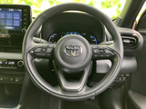 手元には複数のスイッチが備わり、運転姿勢を保ちながら必要な操作にアクセスしやすい構成です。メーターやオーディオ画面と合わせて確認しやすく、日常の運転を便利にサポートします。