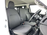 高いホールド性で運転姿勢が安定します。長距離ドライブでも疲れにくいのが魅力です。快適なドライビングライフをお送りください♪