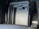 助手席下に2段のボックスがあります。下の段にはかさばる車検証ケースが収納できます。