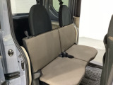 後席はワークスタイルに合わせて作業空間をアレンジします。左右分割で収納でき、段差のないフラットな荷室スペースを作り出すシートです。