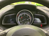 速度や各種表示を運転席から確認しやすい配置で、走行中も必要な情報を把握しやすくなっています。表示がまとまり、日々の運転を支える見やすいメーター廻りです。