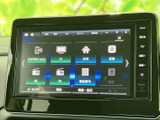 タッチ画面に各種メニューが並び、オーディオやテレビなど必要な項目を選びやすい構成です。画面表示と周囲のボタンを使い分けられ、目的の機能へ迷わずアクセスしやすくなっています。
