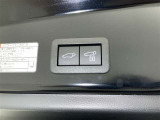 電動式バックドアです。 荷物を持ったままでもボタン一つで自動的に開け閉めできるので便利ですよ。 挟み込み防止機能も付いていますのでお子様の手や荷物を挟み込むのを防いでくれますよ。