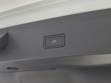 電動テールゲートも装備。もちろん挟み込み防止機能も付いております。