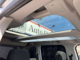 シェードを開けると大きなガラス!