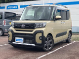 ボディカラーとブラックのバンパーまわりが引き締まった印象で、角張ったフォルムに力強さがあります。前面から側面へ続く造形も自然で、街中でも存在感を楽しめる一台です。