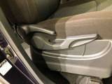 運転席シート座面は上下アジャスター付きです。お好みの位置に調整可能です。