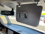 運転席には鏡付きのサンバイザーが付いていますので便利です。