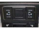 両側電動スライドドアはドアの直接操作以外にも運転席からのスイッチ操作やリモコン操作でも開閉が可能!狭い駐車場などでもドアの開閉が楽々・安心ですね!