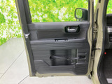 大きな窓から外の景色を取り込み、乗車中も周囲を確認しやすい空間です。ドア内側には肘を置けるスペースと下部収納があり、身近な小物を置きたいときにも役立ちます。