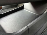 シフトレバーの下にも小物置きがあり、ティッシュボックス等を置いておくのに便利です☆彡
