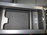 センターコンソールの扉を開けると小物入れ!USB電源端子があります!