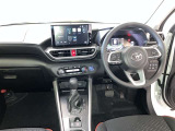 運転席周りのレイアウトをご覧ください。ナビゲーションが綺麗に装着されすっきり収まってますね!
