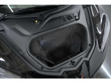 ミッドシップならではのフロントトランクを備え、ちょっとした手荷物の収納に便利です。スーパースポーツでありながら実用性もしっかり確保されているのがZ06の魅力で、週末のお出かけにも活躍してくれます。
