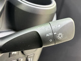 矢印やライトのマークが見やすく、レバーに必要な表示をひと目で確認できます。AUTOの表記もあり、日常の運転で使う操作を手元で把握しやすい実用的な配置です。