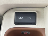 【USB端子】USB接続もついていますので携帯などの電子機器の充電にも使えて便利です。