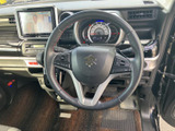 握りやすい形状のステアリングに各種スイッチを備え、運転姿勢を保ちながら手元で操作しやすい仕様です。メーターや画面と合わせて視線移動を抑えやすく、毎日の運転をサポートします。