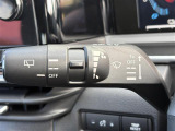 【オートワイパー(AUTO)】雨が降り出した時に、雨滴検出用センサー(レインセンサー)が雨滴を感知すると、自動でワイパーが動作します。