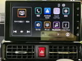 テレビやラジオ、電話、スマートフォン連携などの項目が画面にまとまり、目的に合わせて選びやすい構成です。日々の移動に役立つ機能を活用できます。