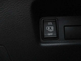 手を使わず足先を入れて引くだけでスライドドアの開閉ができるハンズフリーオートスライドドア。
