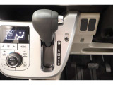 ★パネルシフトレバーは運転席より手が届きやすくて操作のしやすいシフトレバー。室内スペース確保にも配慮されてますよね!