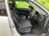 前席は座面と背もたれにゆとりがあり、乗り降りもしやすい開口部です。運転席から前方を見渡しやすく、落ち着いた色合いのシートで毎日の移動も快適に過ごせます。