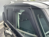 プラスチックバイザーで雨の日に少し窓を開けて換気できます