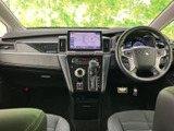 ナビ画面とオーディオ操作部がセンターにまとまり、運転席から確認しやすい配置です。必要な機器へアクセスしやすく、初めて乗る方にも扱いやすいレイアウトで、毎日の移動を快適に支えます。
