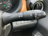 レバーには操作内容を示す表示があり、運転席から確認しやすい配置です。周囲のメーターやスイッチ類との位置関係も把握しやすく、日常の運転で迷いにくい操作環境に役立ちます。