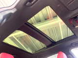 【大型サンルーフ】車内の解放感が一気に上がる大型のパノラマルーフ!季節を問わず開放的で快適なドライブをお楽しみいただけます。流通量も少なく希少価値の高い人気の装備です♪