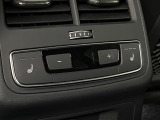●全席シートヒーター:高級感あふれるレザーシートに、前席・後席にシートヒーターを搭載しております。