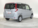 両側スライドドア車です。助手席側は、パワースライドドア付きなので狭い駐車スペースでも乗り降りが楽で、小さなお子様やお年寄りにもうれしい装備です。