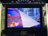 停車中にテレビ映像を楽しめる画面を備えています。色鮮やかな映像表示で番組視聴に活用でき、休憩時間などにも車内で過ごすひとときを楽しめる装備です。