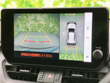 後方映像と車両周辺の表示を画面で確認でき、駐車時の位置合わせをサポートします。周囲の状況を把握しやすく、狭い場所での駐車や切り返しの際にも心強い装備です。
