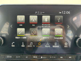 スマートフォン連携(Apple CarPlay / Android Auto)に対応しており、普段お使いの音楽アプリやマップアプリを大画面でシームレスに操作可能です。