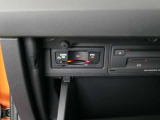 ETCユニットやCD+DVD+SDスロットがグローブBOX内に収まっています。