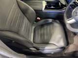 メルセデスのシートは、少し硬めに出来ておりますので、長時間の運転でも疲れにくく、安全にドライビングをお楽しみ頂けます
